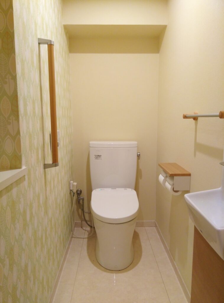 狭いトイレの壁紙どうやって選ぶ 無垢 漆喰 珪藻土 自然素材の内装材ブログ アトピッコハウス
