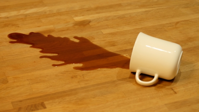 床にコーヒーをこぼす