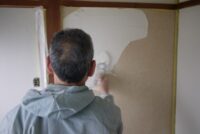 壁紙 クロスの上から珪藻土や漆喰は塗れるのか 無垢 漆喰 珪藻土 自然素材の内装材ブログ アトピッコハウス