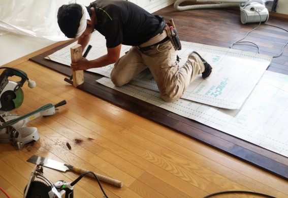釘を打ちこんでいます