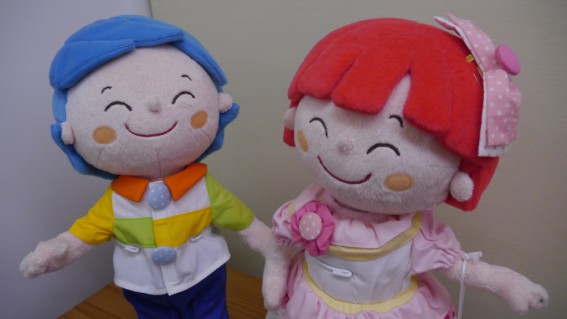 アトピッコハウスのキャラクター「オハナ」と「マール」もいつも笑顔!